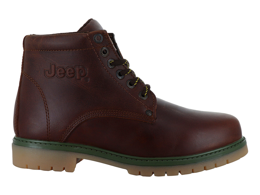Bota casual color marrón con detalles en verde y beige en la suela, marca Jeep.
