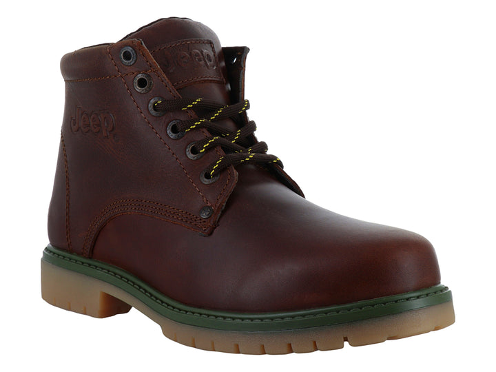 Bota casual color marrón con detalles en verde y beige en la suela, marca Jeep.