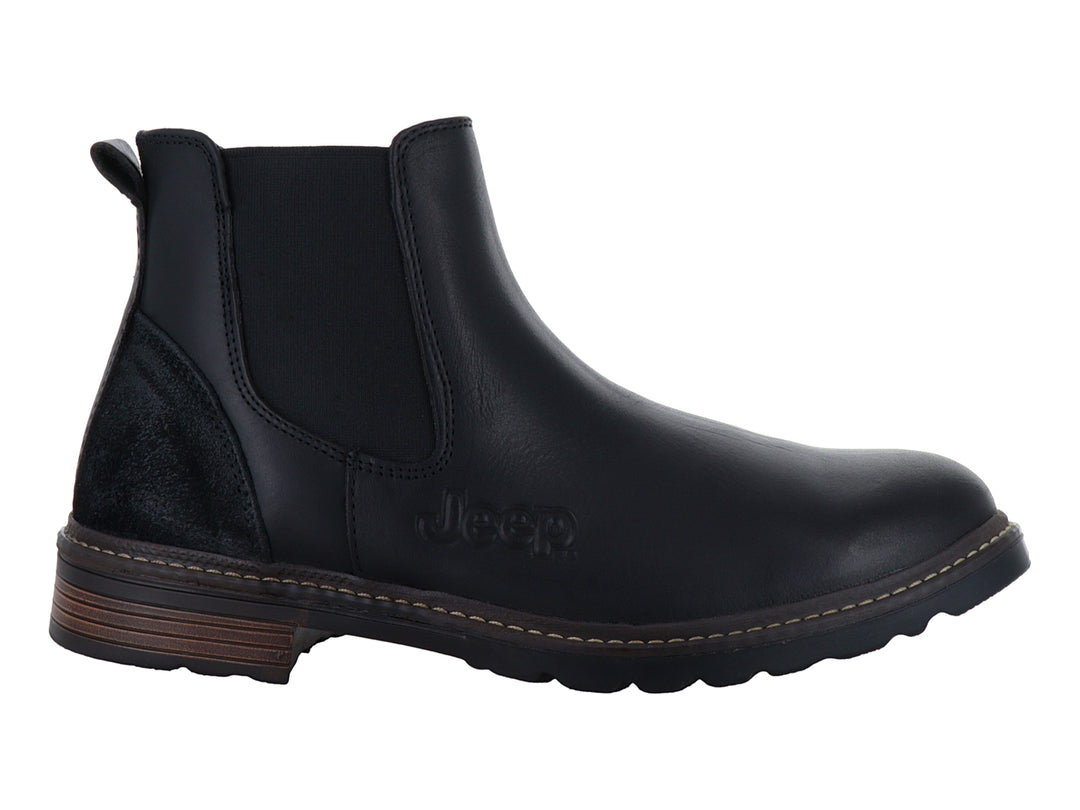 Bota estilo Chelsea de la marca Jeep en color negro con suela café y detalle elástico lateral.