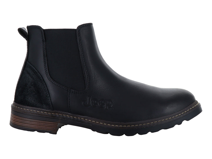 Bota estilo Chelsea de la marca Jeep en color negro con suela café y detalle elástico lateral.
