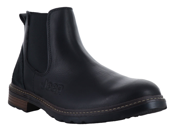 Bota estilo Chelsea de la marca Jeep en color negro con suela café y detalle elástico lateral.