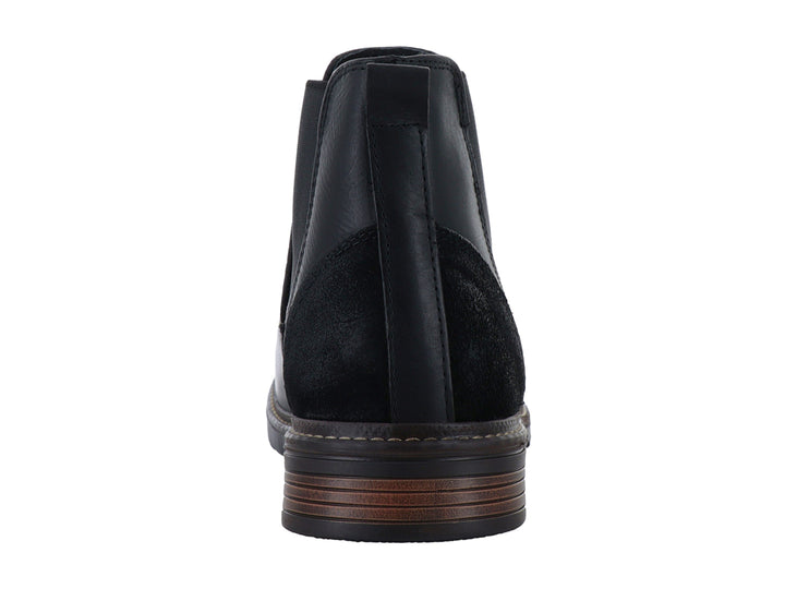 Bota estilo Chelsea de la marca Jeep en color negro con suela café y detalle elástico lateral.