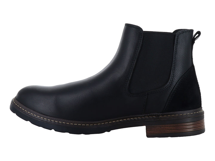 Bota estilo Chelsea de la marca Jeep en color negro con suela café y detalle elástico lateral.