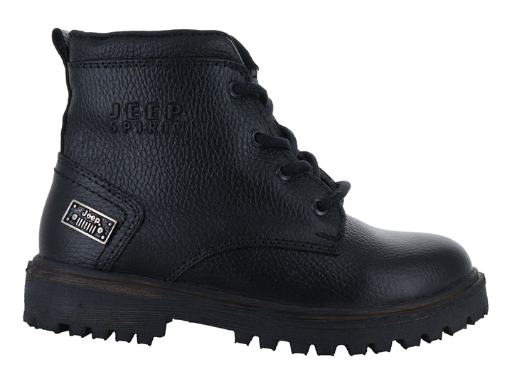 Botín negro para niño de marca Jeep con textura granulada, cordones y suela dentada.