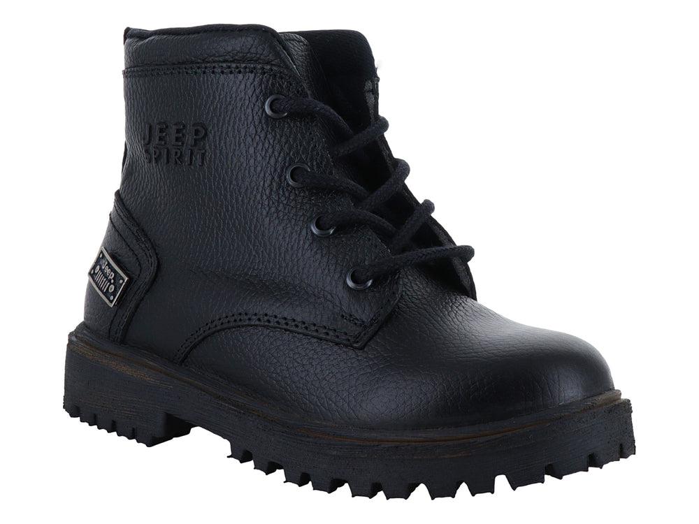 Botín negro para niño de marca Jeep con textura granulada, cordones y suela dentada.
