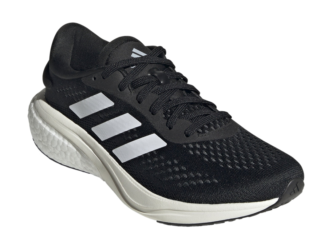 Tenis deportivos Adidas Supernova 2 color negro con suela y franjas blancas.