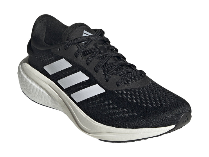 Tenis deportivos Adidas Supernova 2 color negro con suela y franjas blancas.