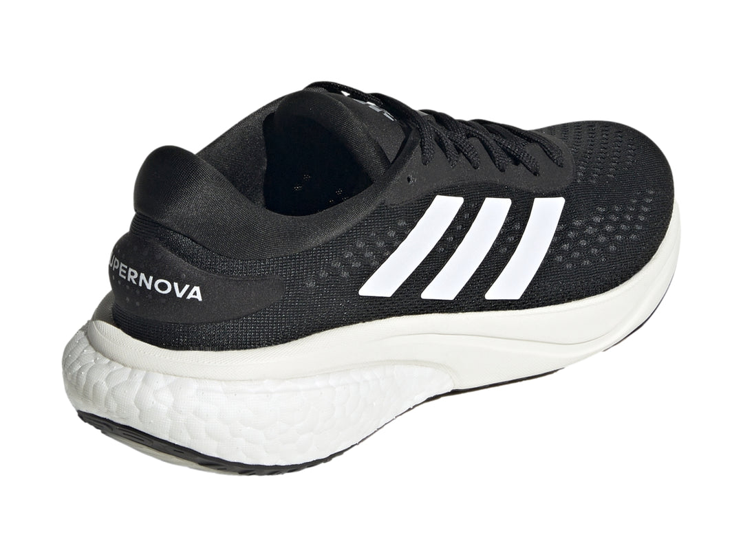Tenis deportivos Adidas Supernova 2 color negro con suela y franjas blancas.