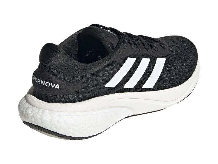 Tenis deportivos Adidas Supernova 2 color negro con suela y franjas blancas.