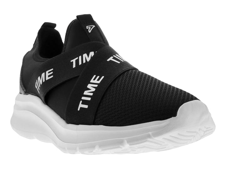 Tenis deportivos negros tipo slip-on con suela blanca y cintas decorativas con texto blanco.