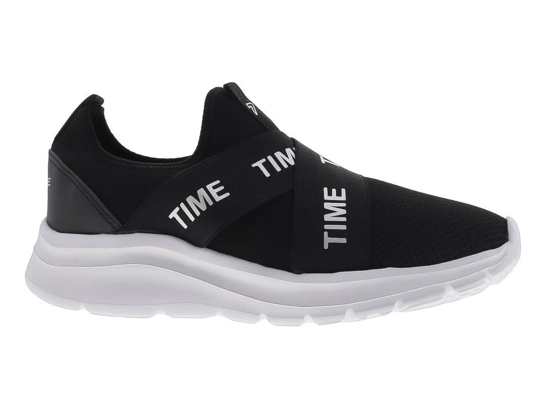 Tenis deportivos negros tipo slip-on con suela blanca y cintas decorativas con texto blanco.