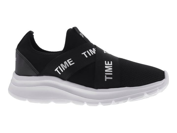 Tenis deportivos negros tipo slip-on con suela blanca y cintas decorativas con texto blanco.