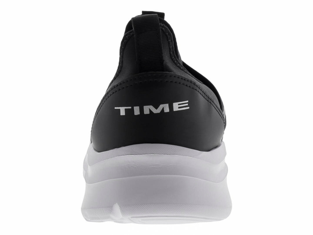 Tenis deportivos negros tipo slip-on con suela blanca y cintas decorativas con texto blanco.