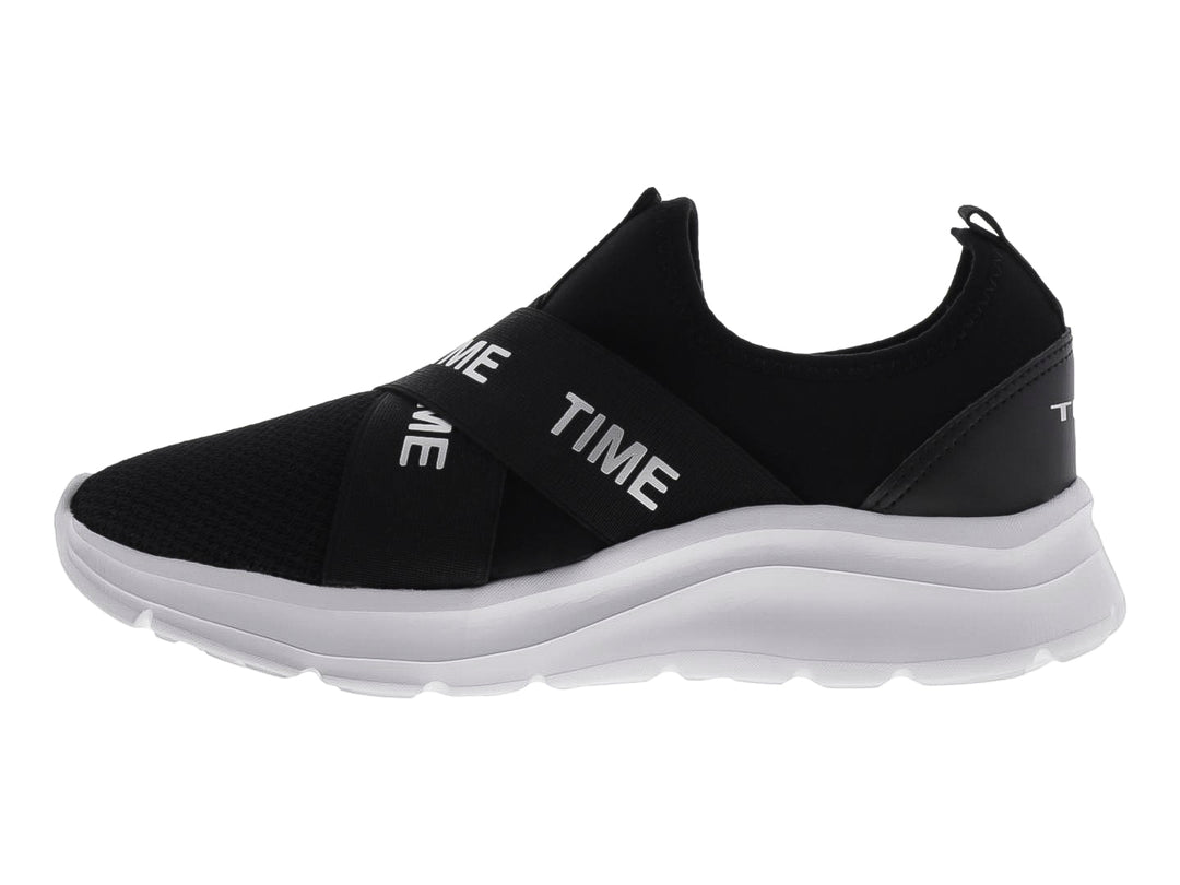 Tenis deportivos negros tipo slip-on con suela blanca y cintas decorativas con texto blanco.