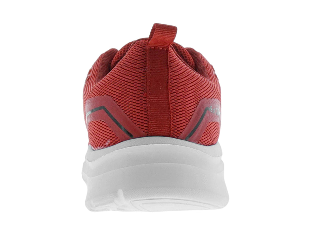 Tenis deportivos de baloncesto color rojo con suela blanca.