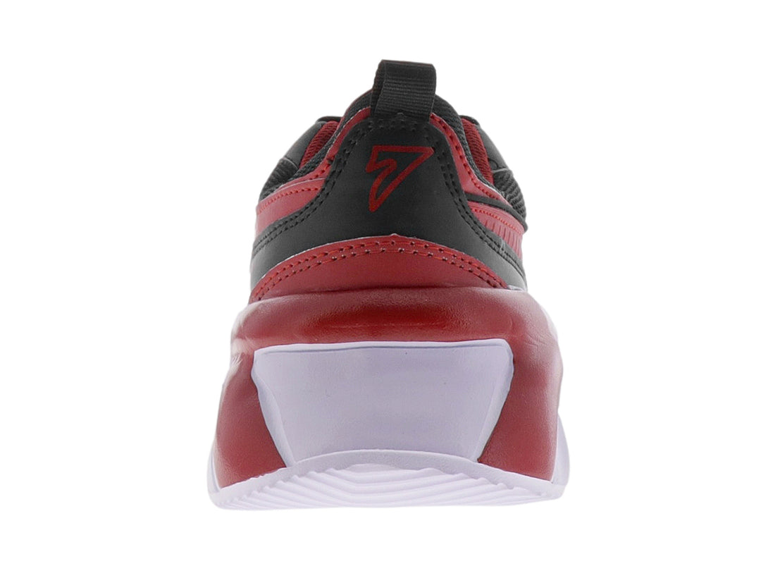 Tenis de baloncesto Sport Time color negro con detalles en rojo y gris y suela blanca.