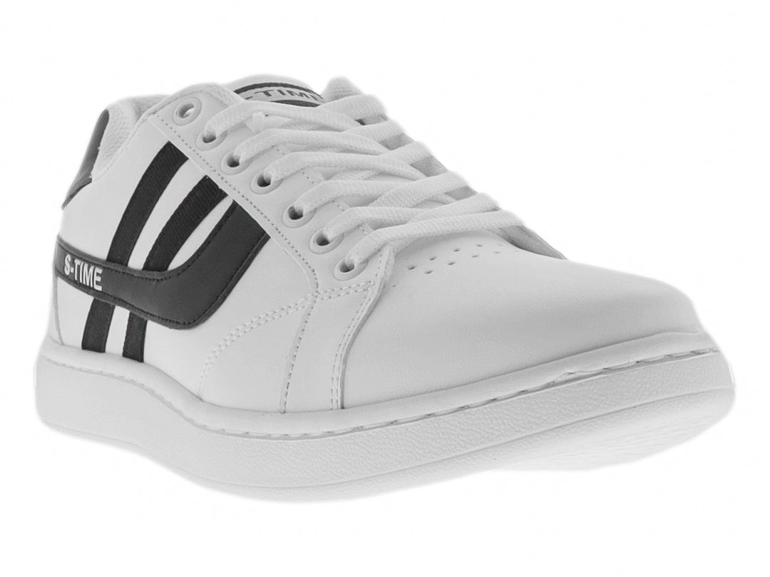 Tenis deportivos color blanco con tres franjas negras laterales y agujetas blancas.