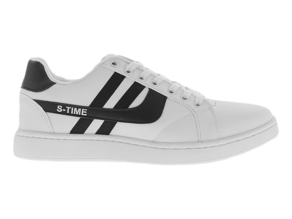 Tenis deportivos color blanco con tres franjas negras laterales y agujetas blancas.