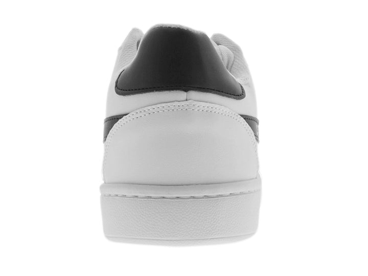 Tenis deportivos color blanco con tres franjas negras laterales y agujetas blancas.