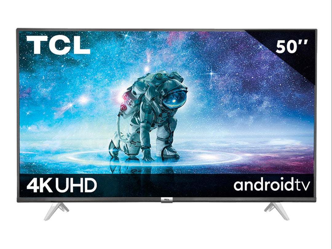 Televisor TCL de 50 pulgadas color negro con pantalla 4K UHD y soportes plateados.