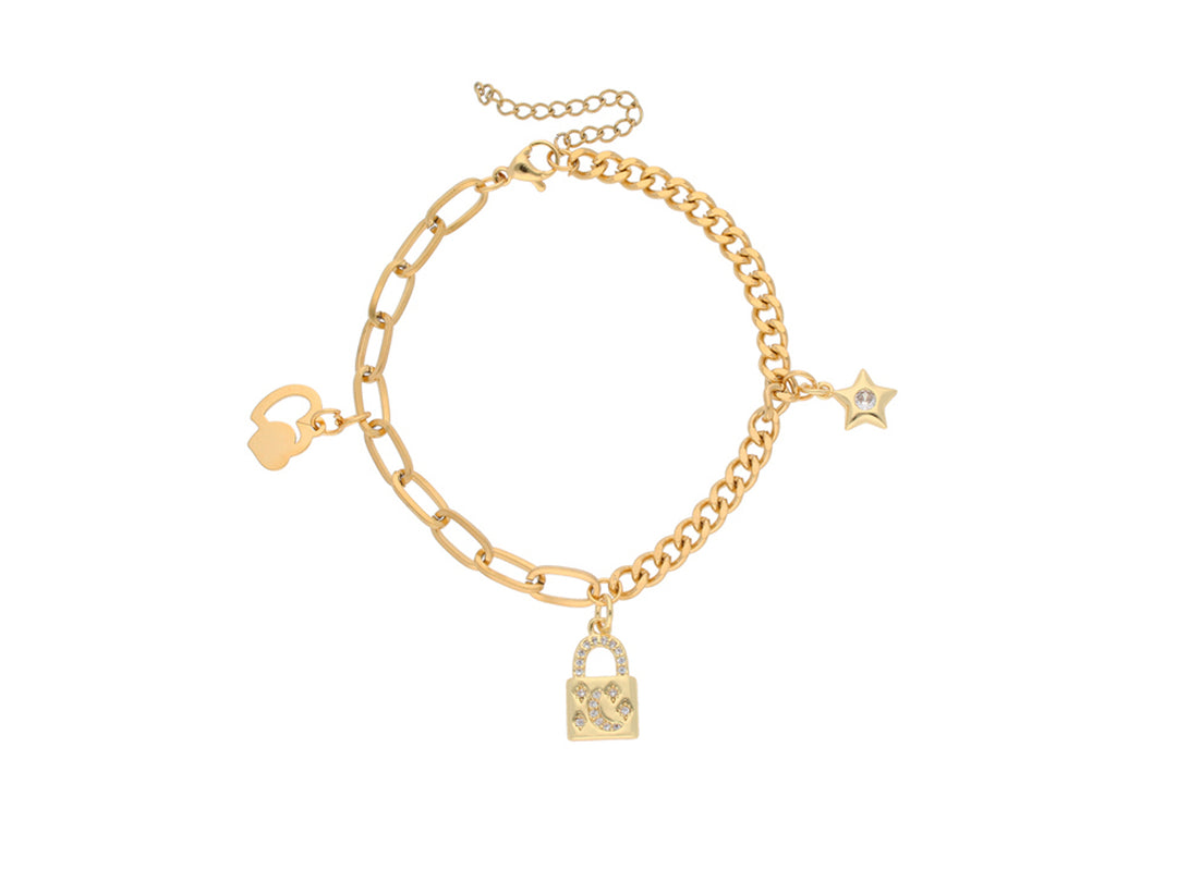 Pulsera de cadena dorada con dijes de candado y estrella sobre fondo blanco.