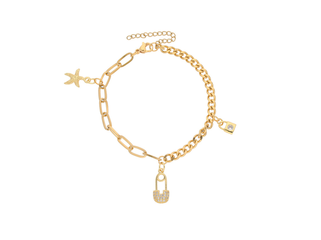 Pulsera de cadena dorada con dijes de estrella de mar, candado y un pequeño cuadrado.