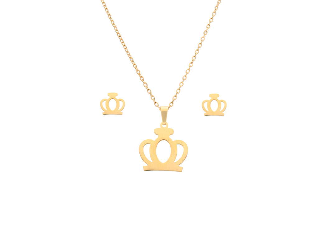 Set de joyería dorado compuesto por un collar con dije de corona y aretes a juego sobre fondo blanco.