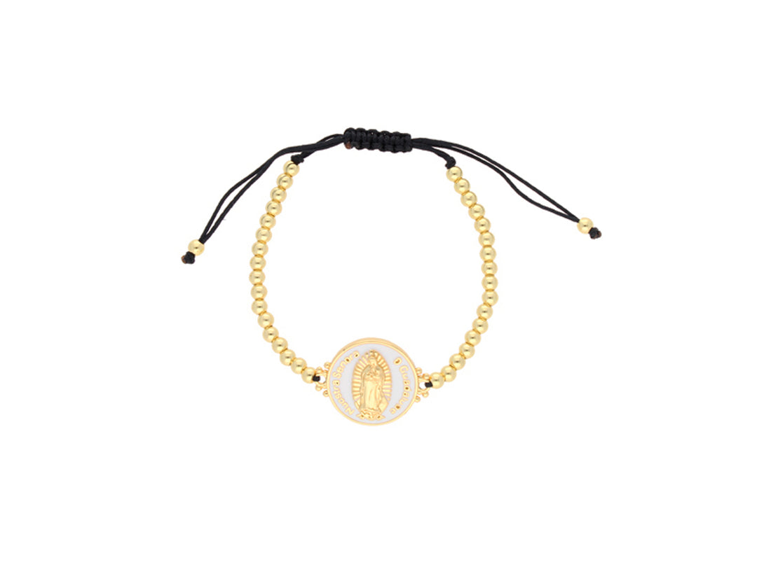 Pulsera de cuentas doradas con medalla central de la Virgen y cierre de cordón negro ajustable.
