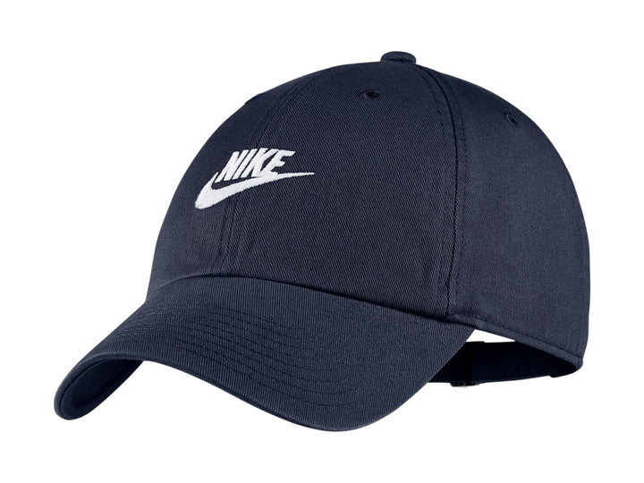 Gorra Nike de color azul marino con logotipo Futura bordado en blanco en el frente.