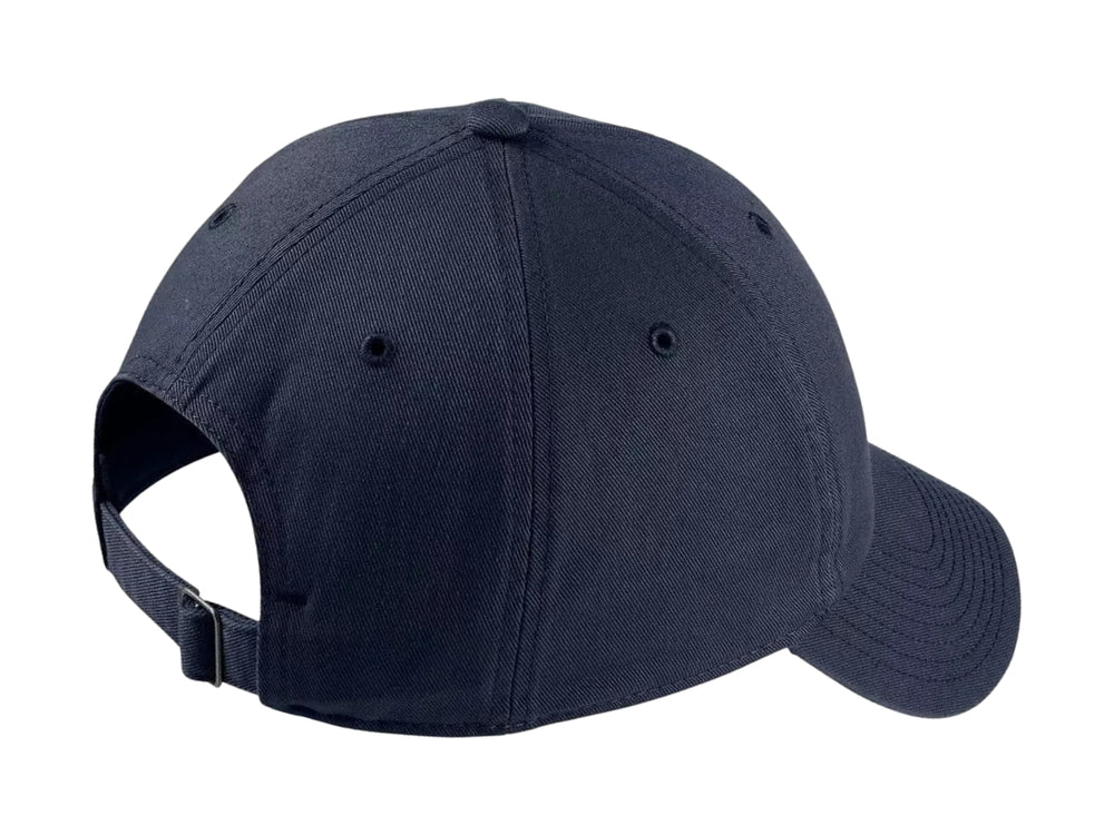 Gorra Nike de color azul marino con logotipo Futura bordado en blanco en el frente.