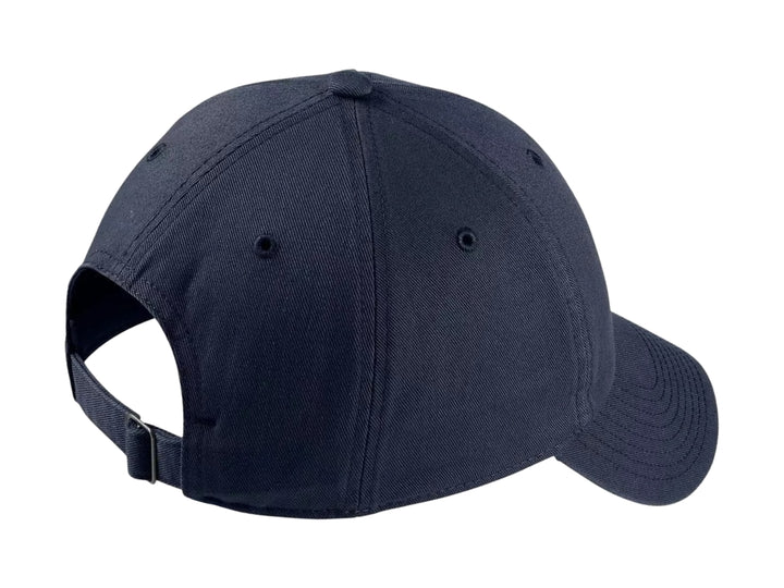 Gorra Nike de color azul marino con logotipo Futura bordado en blanco en el frente.