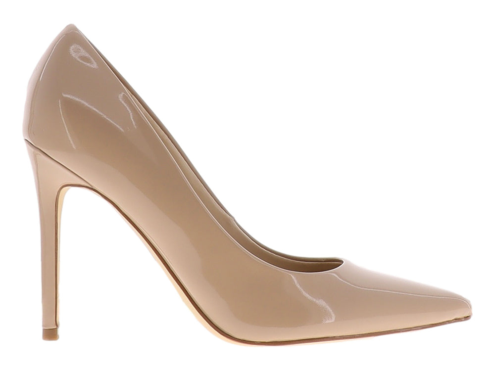 Zapato de tacón alto Nine West en color taupe con acabado brillante y detalle dorado en el tacón para mujer.