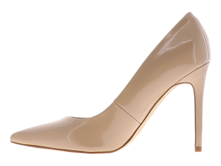 Zapato de tacón alto Nine West en color taupe con acabado brillante y detalle dorado en el tacón para mujer.