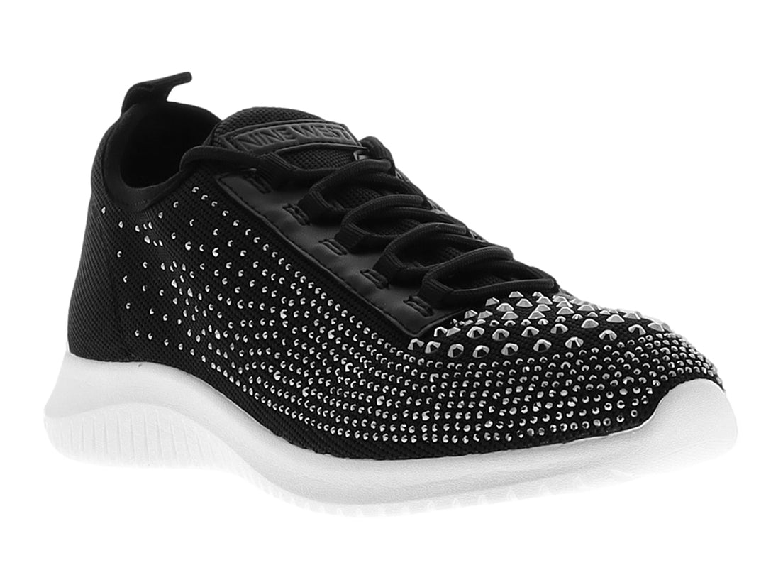 Tenis Nine West color negro con incrustaciones brillantes plateadas y suela blanca gruesa.