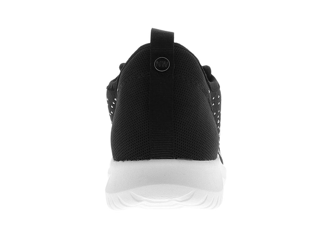 Tenis Nine West color negro con incrustaciones brillantes plateadas y suela blanca gruesa.