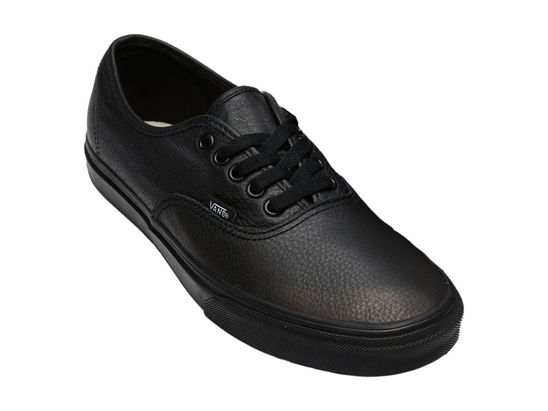 Tenis Vans Authentic de cuero color negro con agujetas y suela a juego.