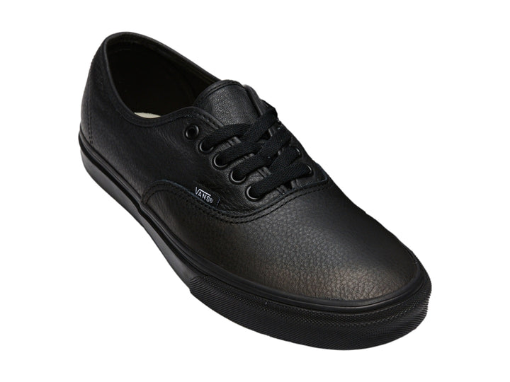 Tenis Vans Authentic de cuero color negro con agujetas y suela a juego.