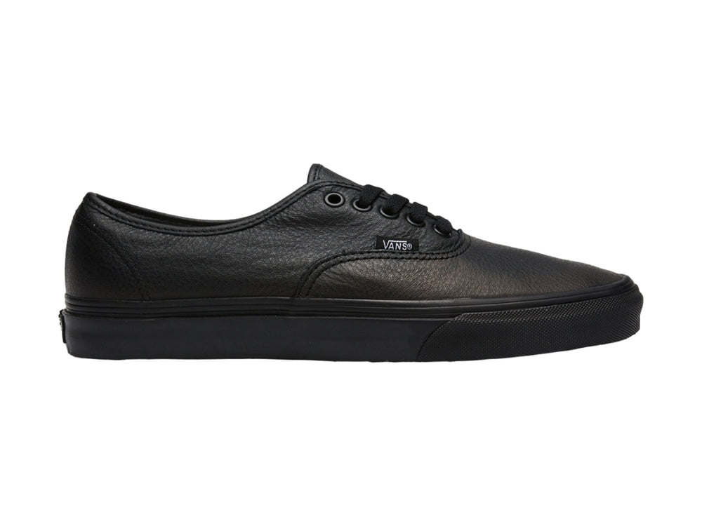 Tenis Vans Authentic de cuero color negro con agujetas y suela a juego.