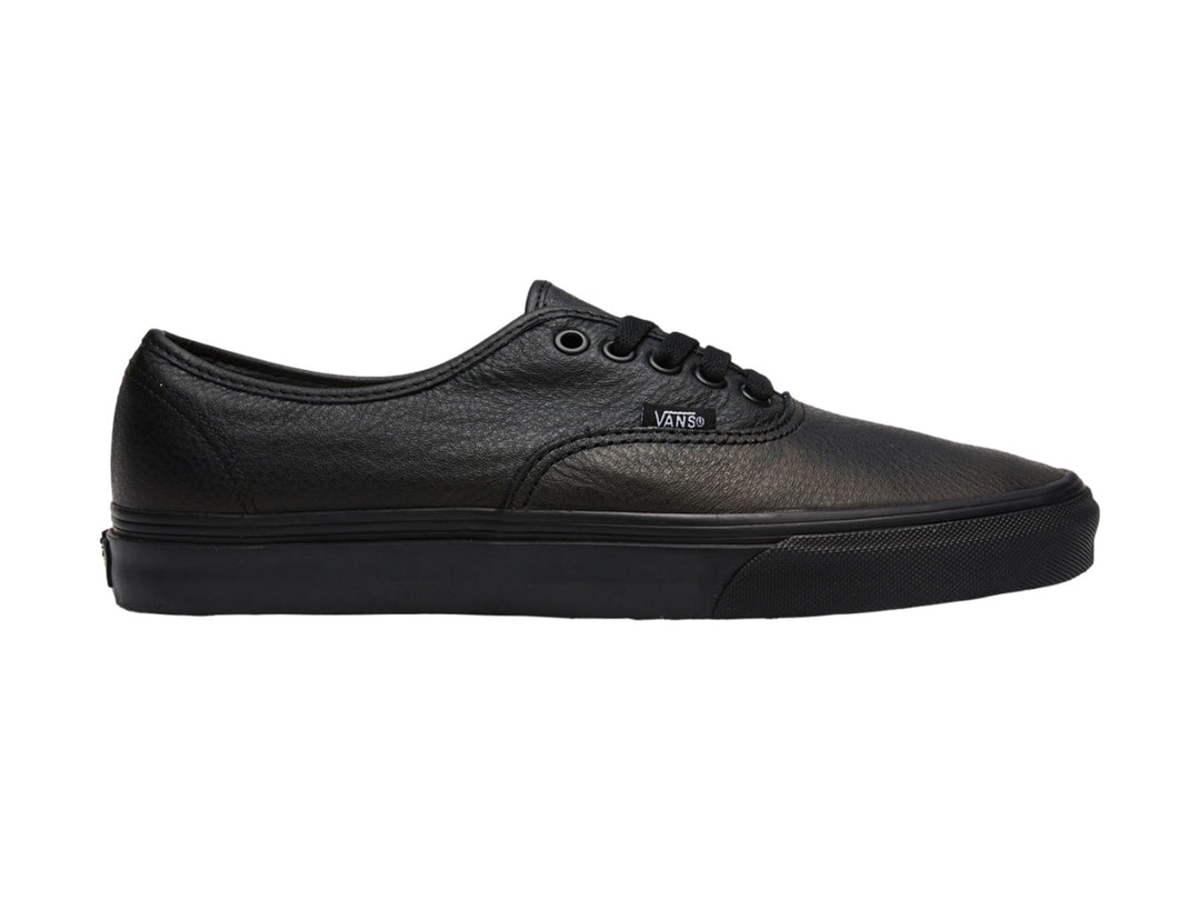 Tenis Vans Authentic de cuero color negro con agujetas y suela a juego.