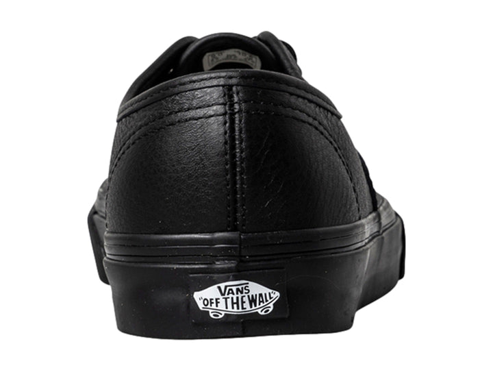 Tenis Vans Authentic de cuero color negro con agujetas y suela a juego.