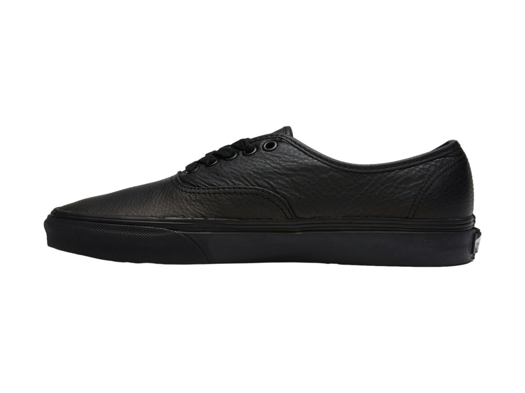 Tenis Vans Authentic de cuero color negro con agujetas y suela a juego.