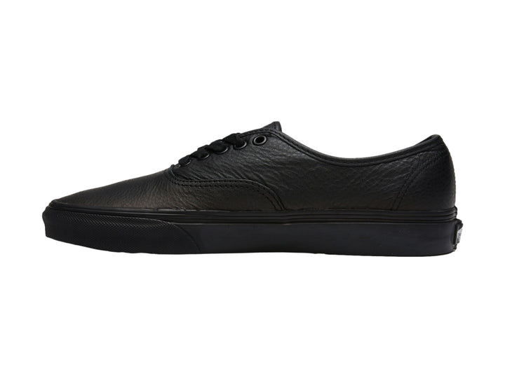 Tenis Vans Authentic de cuero color negro con agujetas y suela a juego.