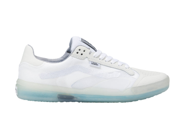 Tenis deportivos Vans color blanco con suela translúcida en tono celeste claro.