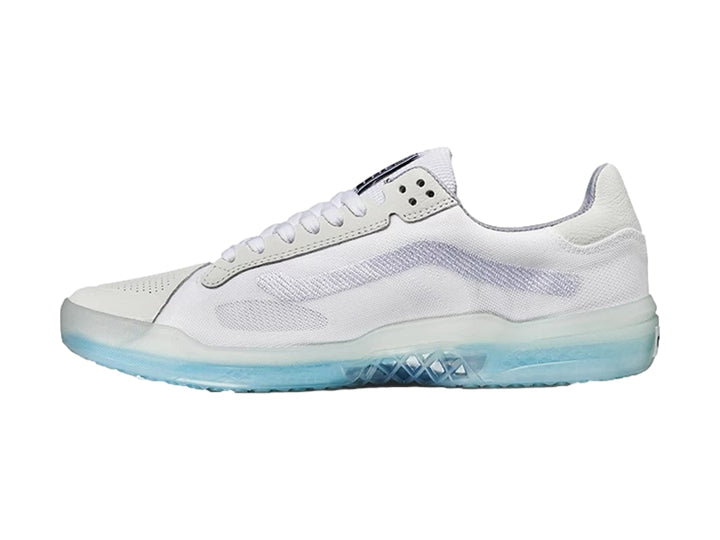 Tenis deportivos Vans color blanco con suela translúcida en tono celeste claro.