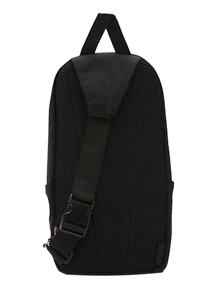 Mochila sling Vans de color negro con material ripstop, cierre frontal y asa superior.