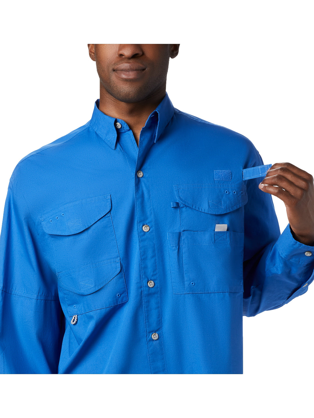 Camisa Columbia de manga larga en color azul vívido con bolsillos frontales.