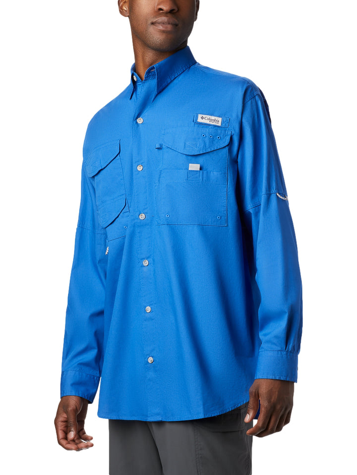 Camisa Columbia de manga larga en color azul vívido con bolsillos frontales.