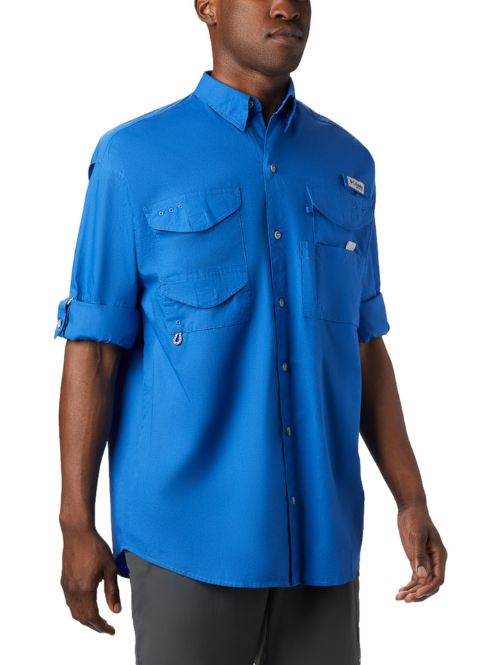 Camisa Columbia de manga larga en color azul vívido con bolsillos frontales.