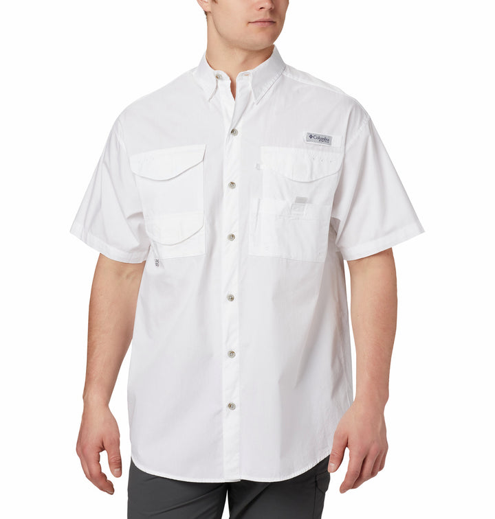 Camisa Columbia Bonehead de manga corta en color blanco con bolsillos frontales y cuello.