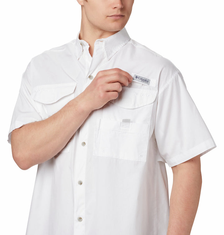 Camisa Columbia Bonehead de manga corta en color blanco con bolsillos frontales y cuello.
